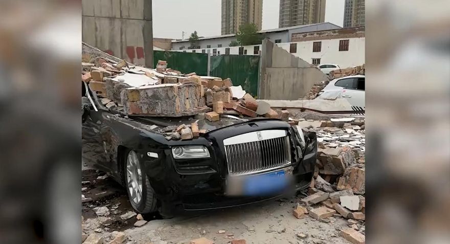 影/紙糊的？磚牆遭風吹垮狠砸勞斯萊斯　網友嘲：一棟房沒了