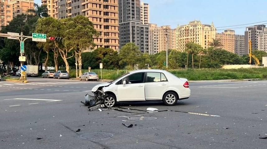 影/疑未禮讓釀禍！千萬賓士越野車慘遭轉彎國產小車「鏟翻」連滾3圈　再擊落機車騎士