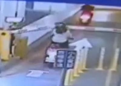 影/貪小便宜想偷跑？女騎士疑想跟前車一起「車牌辨識」離開　慘遭柵欄擊落
