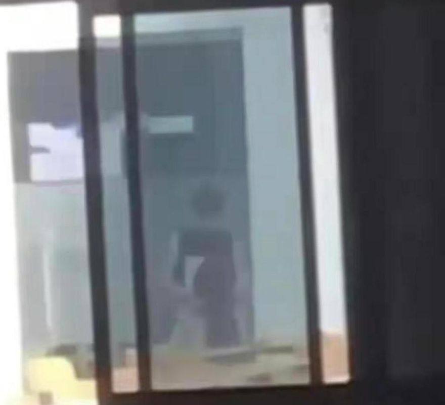 小情侶教室開燈「活春宮」！全校百人夜奔觀戰　大砲鏡頭都來了