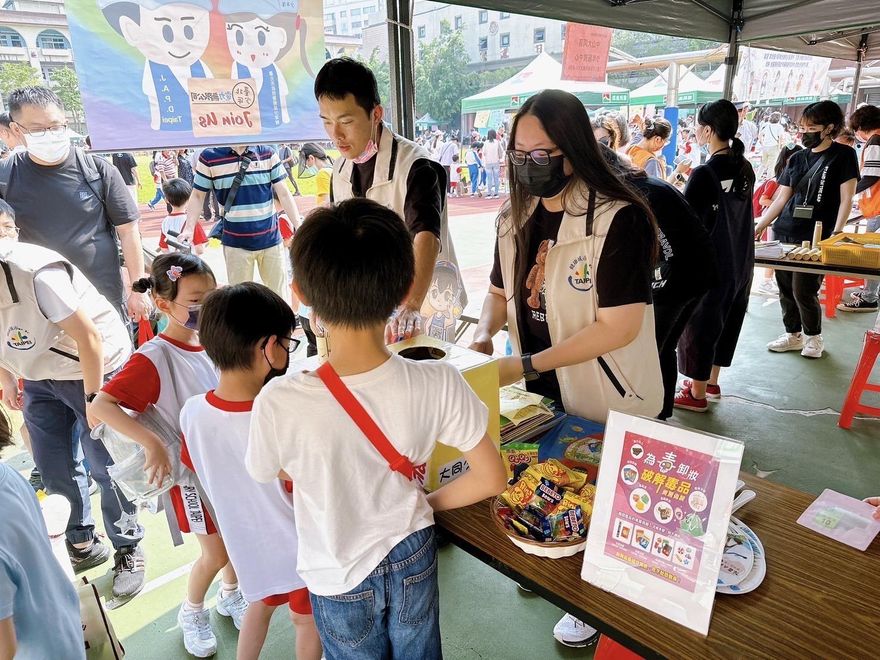 孩子童言「媽媽都在追劇」！少輔會宣導防範網路成癮　鼓勵「和孩子一起放下手機」