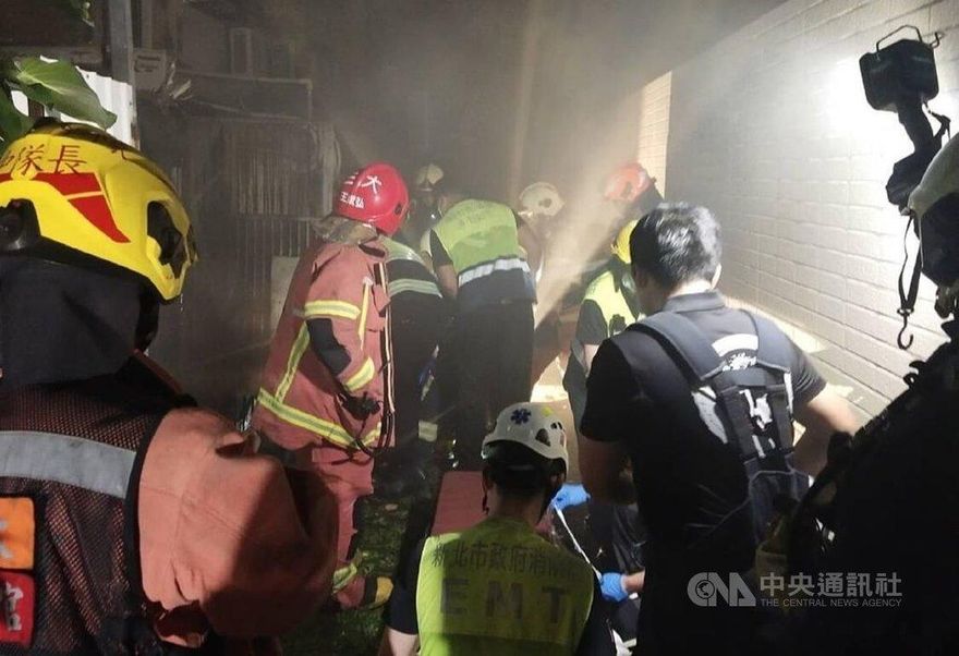 蘆洲公寓「1樓宮廟」凌晨火警　1人送醫不治