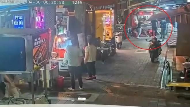 影/士林夜市爆全武行！「飆罵我顧客」麻將攤糾眾砸牛肉店