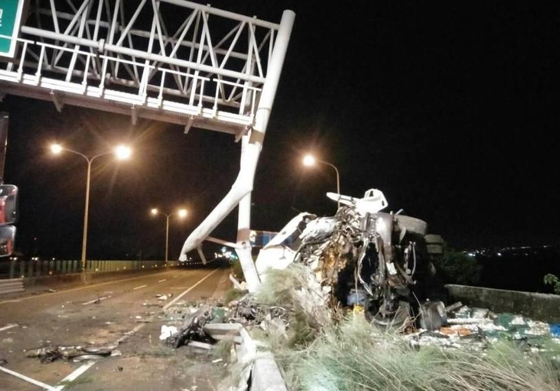 台61線蛋車自撞2死！保險拒賠700萬、蛋商求償395萬　他驗出「毒駕」害慘爸媽