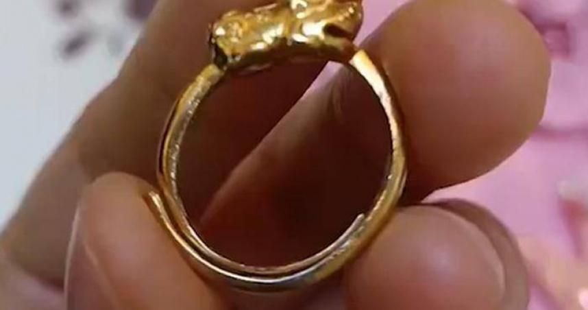 男孩在學校跳蚤市場花1元買金戒指　「內側刻999」媽媽慌了！