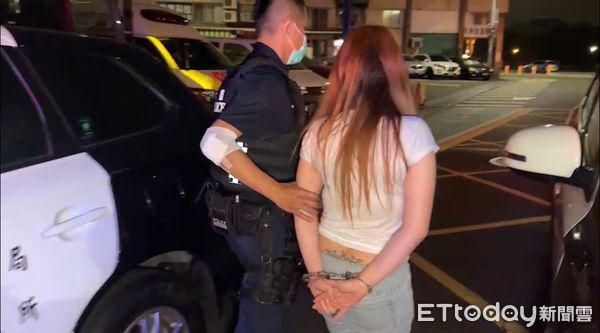 影/高雄女通緝犯違規拒檢開車衝撞　撞2車罰單8萬1還攜毒遭逮