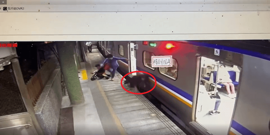 影/驚！旅客搬娃娃車突重心不穩摔落月台車廂縫隙　幸好火車還未開動