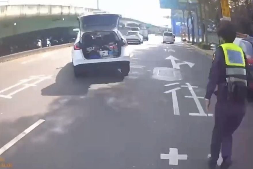 影/毒蟲違停遇警攔查辯牙痛休息　遭搜出毒品重踩油門拒捕衝撞