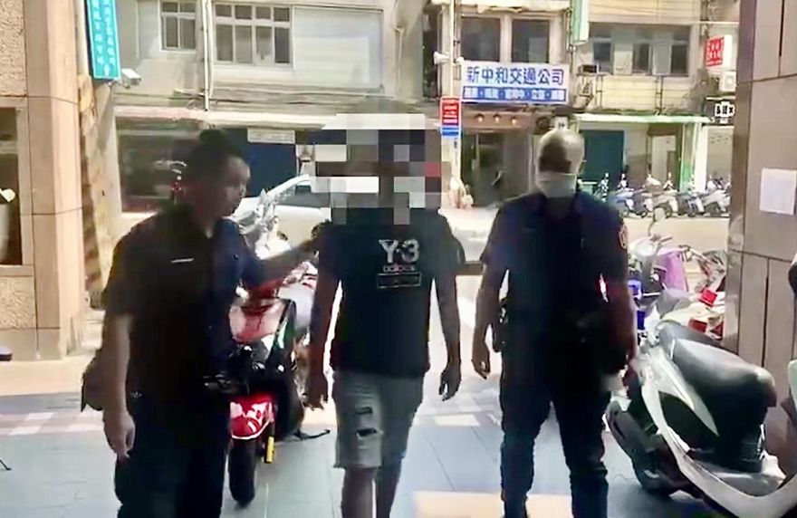 18歲男約網友廟口談判喬債務　遭對方持蝴蝶刀狠刺濺血