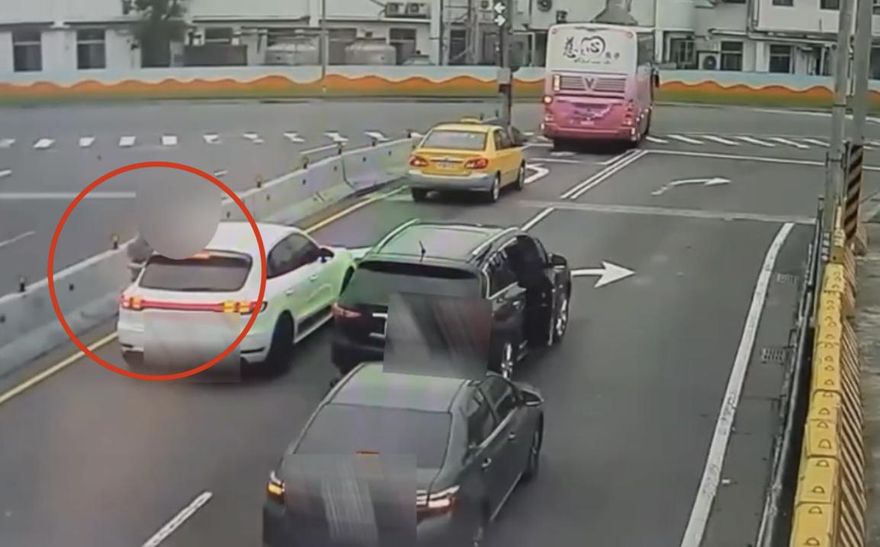 影/2男行車糾紛火氣大持刀互嗆　警到場全帶回送辦