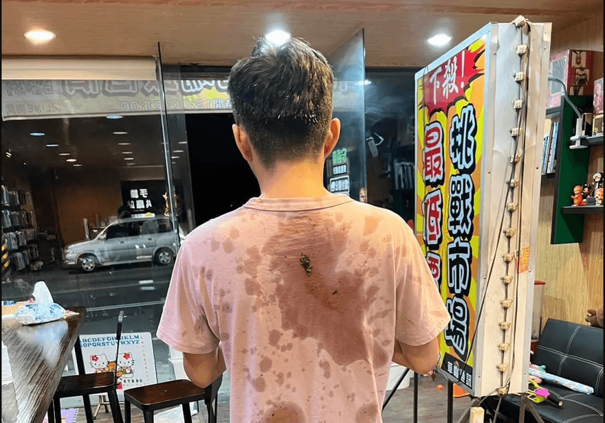 高雄通訊行老闆對隔壁同業潑檳榔汁！還嗆人：不爽來輸贏　慘被網友一星灌爆