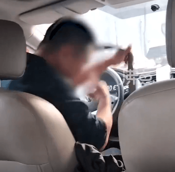 影/女子深夜搭車遭黑心司機敲詐　關門鎖人還威脅：再拍就打死你