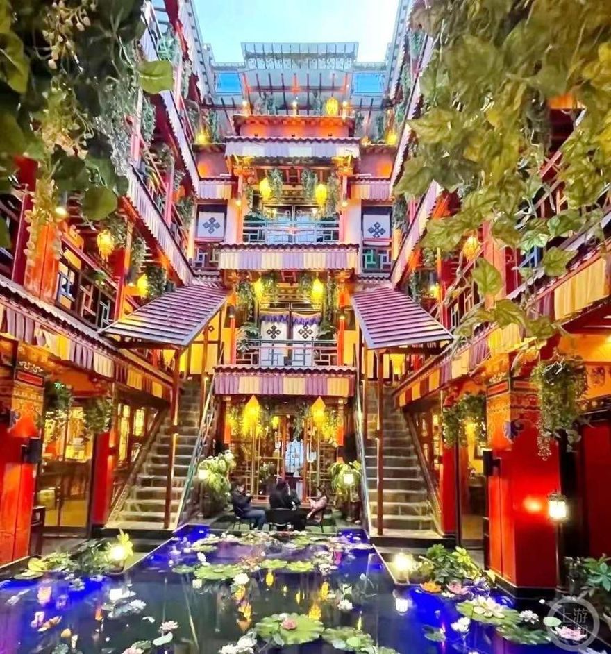 影/網紅民宿房內飄「麵包味」！隱忍3小時換房　警半夜敲門才知「床下藏屍」