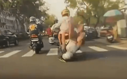 兒子掉了啦！高雄婦騎車接兒放學　一起步他「倒栽蔥」慘摔