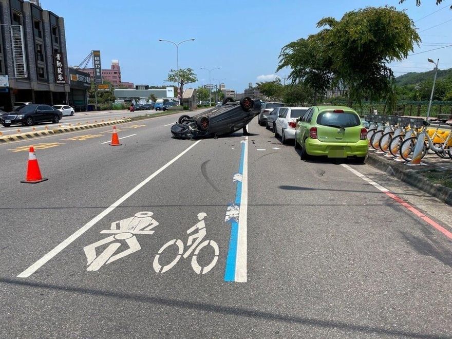 人呢？台中小客車自撞路邊2車後「烏龜翻」　駕駛不知去向