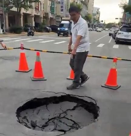 影/台中道路突現1米寬天坑！自來水爆管釀塌陷　公所：已通知修復