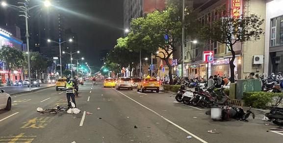 是誰闖紅燈！7旬翁卡打掐VS嫩男歐多拜雙雙倒地　再波及路邊4機車釀6車事故