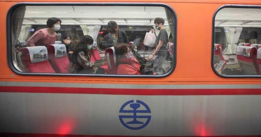 旅客行動電源自燃遭燙傷！自強號列車長立即滅火