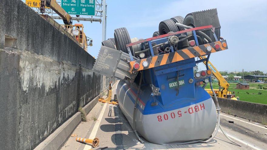 快訊/槽車翻下苗栗西濱機車道！整車「倒栽蔥」駕駛卡駕駛座…鮮血直流