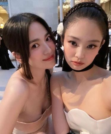 南韓2女神貼臉自拍！宋慧喬同框Jennie「看不出差15歲」…粉絲敲碗合作