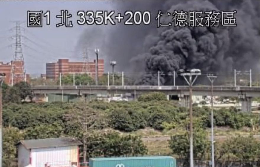 快訊/台南歸仁回收場大火濃煙竄天　國道監視器可見滾滾黑煙