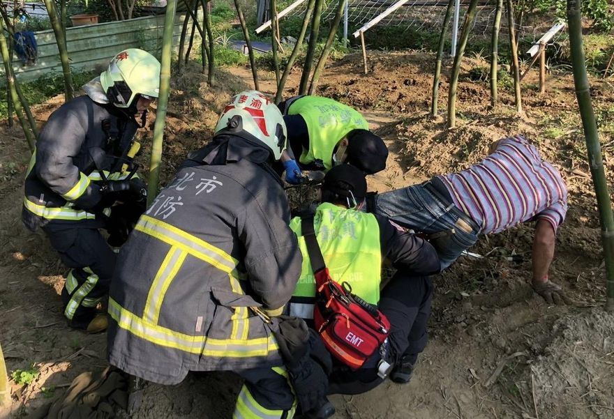 筍農捲入耕耘機刀片插小腿　警消破壞機體協助脫困送醫