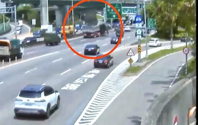 影/砂石車急煞泥土大量傾洩滿地　警到場疏導開罰1萬8