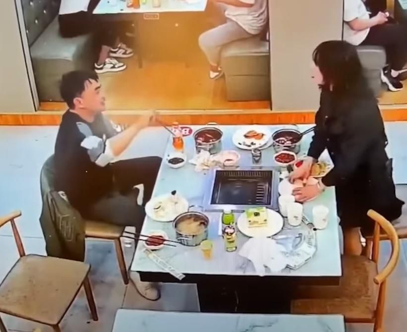 影/大陸也有潑湯案？女子用餐突端火鍋潑男伴　網一眼識破：想「吃霸王餐」