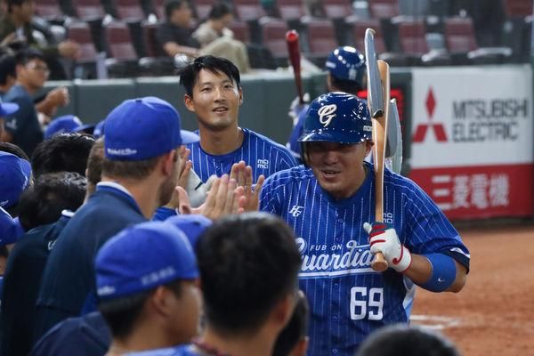2分砲炸裂！換回弟弟張育成「戰斧球棒」　張進德本季首轟出爐