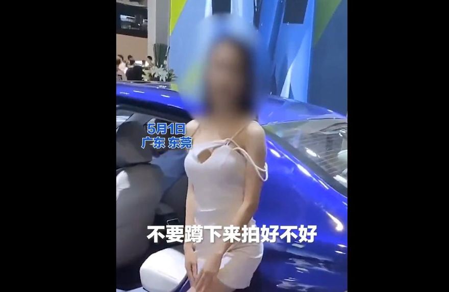 影/火辣車模怒斥阻「蹲拍」！攝影師反嗆小氣：不拍妳了