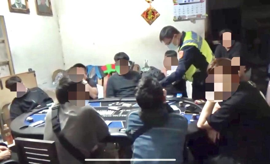 德州撲克賭場藏身郊區民宅　林口警深夜破門逮10人