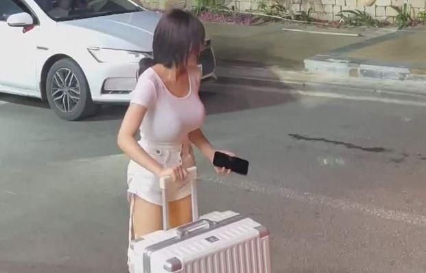 短髮妹穿爆乳拖行李！渾圓UU一片白T難遮　真實身分曝光鄉民全暴動