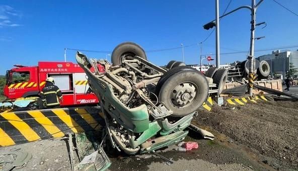 快訊/高雄嶺口交流道「砂石車翻覆」！49歲駕駛受困送醫不治