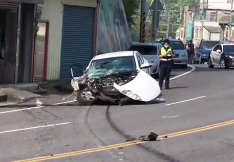 影/轎車自撞電線桿！台13線苗栗頭屋路段車禍　車頭凹陷全毀2人慘受困