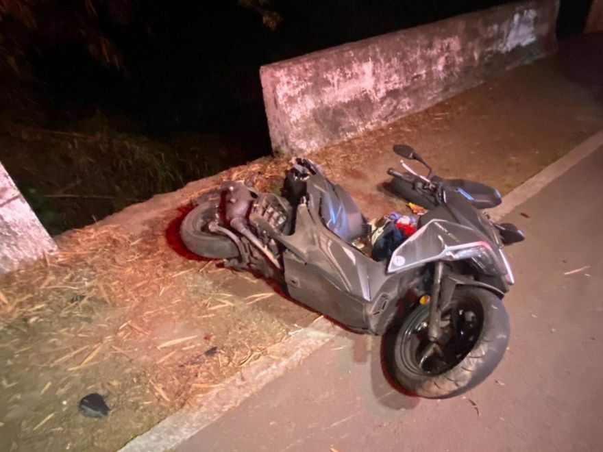 影/「差10公分」成亡魂！　大學生雙載夜遊遇「死亡彎道」自摔險墜谷