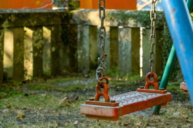 離奇！9歲男童公園玩耍　慘遭啟用2天「大型鞦韆砸中」身亡