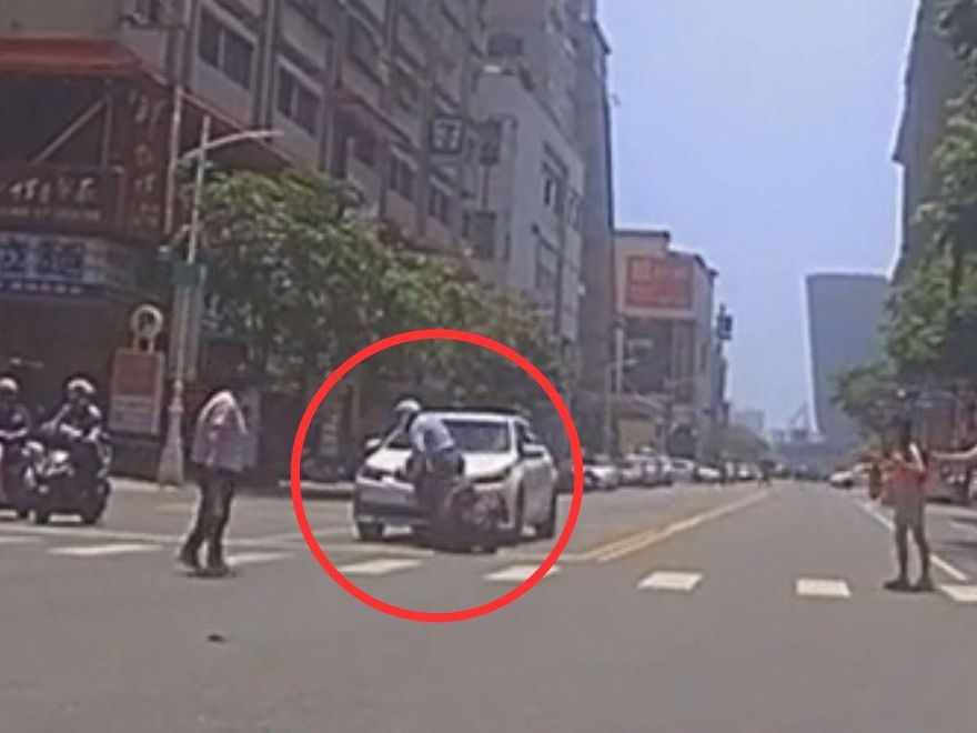 影/阿伯出事了！三寶騎車「闖紅燈直撞轎車」　民眾過馬路險被撞