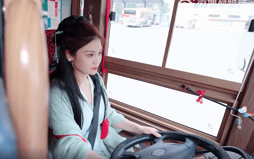 影/江西90後「超仙女司機」穿漢服開公車　乘客讚爆：又美又颯！