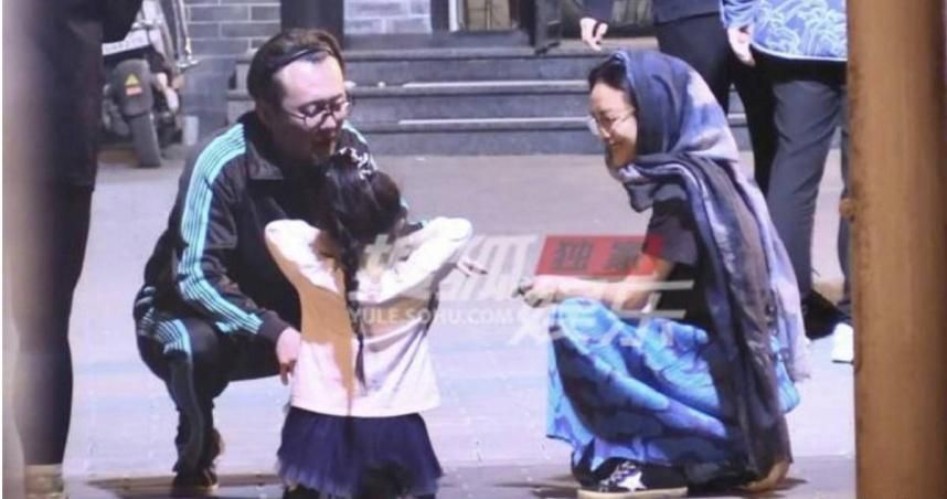 周迅與小13歲吉他手甜蜜約會　她突然當街雙手貼地行「跪拜禮」