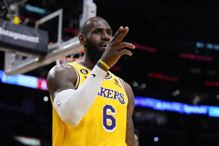 NBA史上最強大腦！詹皇大秀「照相式記憶」　超高球商封死柯瑞最後一擊驚呆隊友