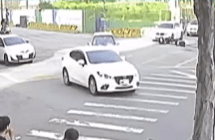 影/耍帥失敗！機車騎士催油門「翹孤輪」　失控滑倒撞上BMW