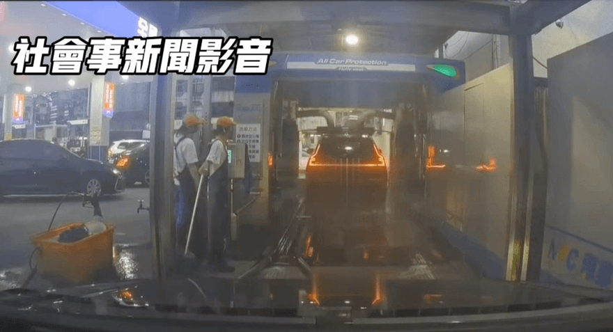 影/忘記打N檔？瑞典國寶KO洗車機　後車駕駛神預言：離它遠一點！