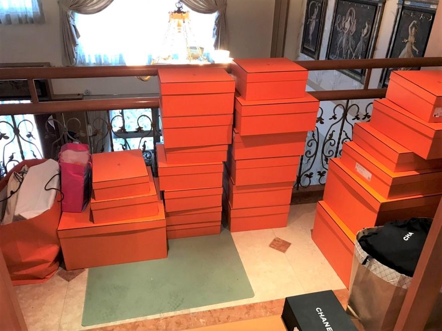 影/千萬名品片！im.B吸金25億5千人受害　首腦豪宅家堆滿超高價名牌包銅雕名酒