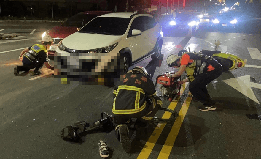 快訊/雲林斗六工業區深夜車禍　騎士夾困車底命危送醫