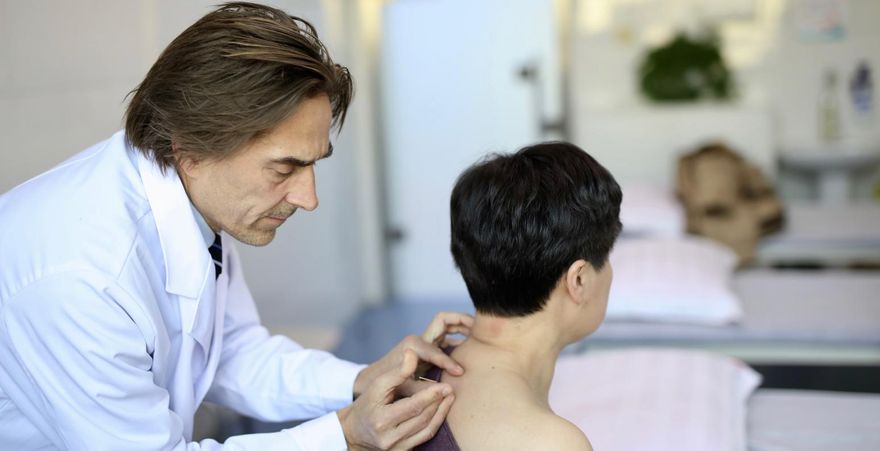 自己當針灸師？36歲男紮破心臟3公分針頭留體內　拖3個月才就醫
