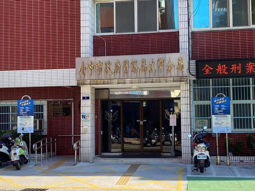 台61線大量爛泥掉落害10車打滑自撞　警調閱監視器畫面追出禍首