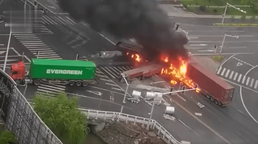 影/江蘇4日凌晨傳重大車禍　3大貨車車頭對撞爆炸起火...目擊者稱有人當場死亡