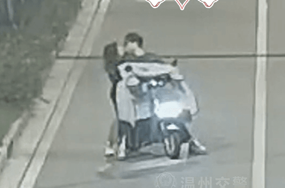 影/親不停！小情侶騎機車熱吻親到「車身歪斜」　下秒慘被撞飛雙雙送醫