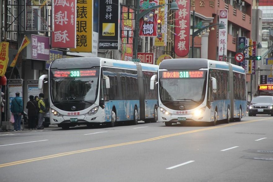 影/又是台中公車！「蛇行急切壓中線」客運900路危駕挨轟