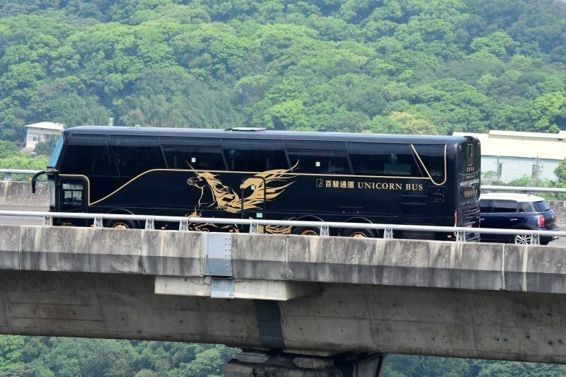 民眾親睹「黑色獨角獸」遊覽車！單人座位價格可去日本